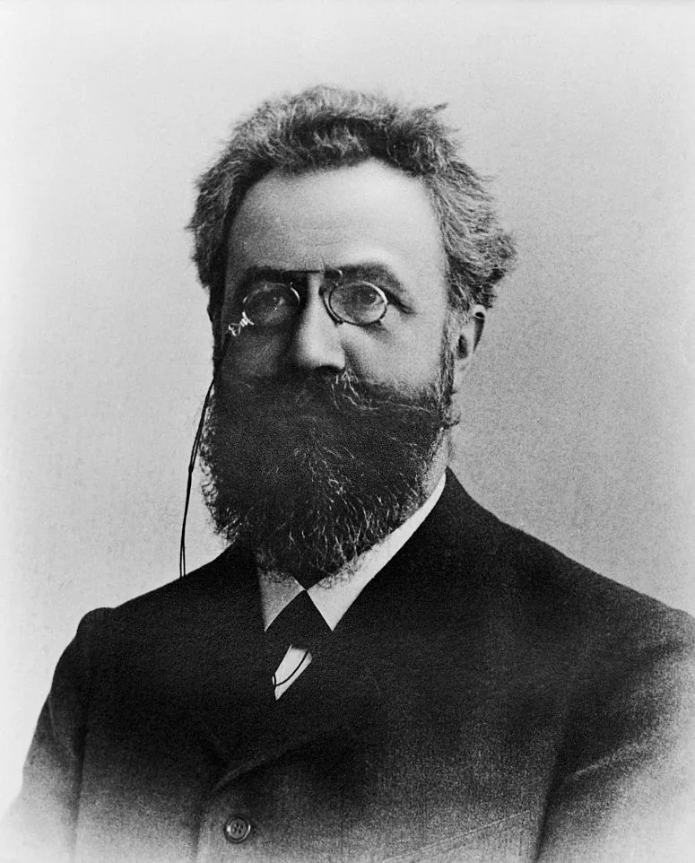 Portrait photographique de Hermann Ebbinghaus, homme d’âge mûr à longue barbe et lunettes, en costume sombre.